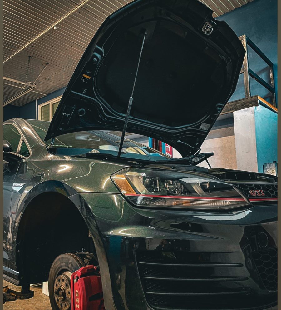 Mitsubishi Lancer с открытым капотом на диагностике в СТО Дасто