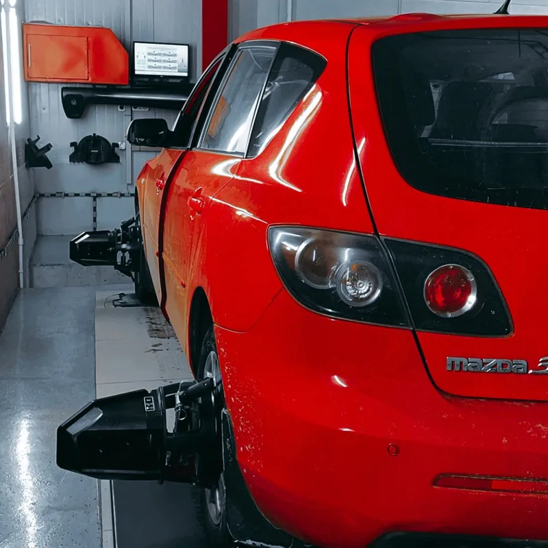 Mazda 3 на 3D-стенде развал схождения в СТО Дасто
